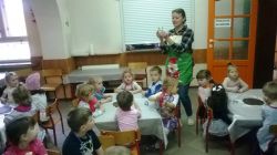 Pani Edytka objaśnia wspólnie z dziećmi sposób wykonania pierników